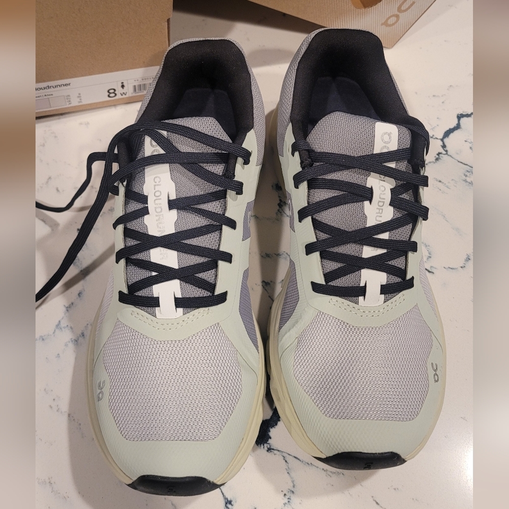 On cloud running shoes size 8